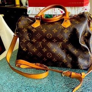 LV bag good condition with lock and key